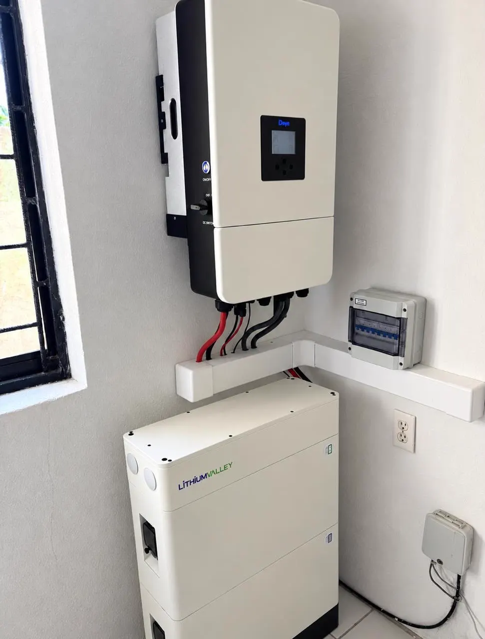 Deye hybride omvormer met Lithiumvalley-thuisbatterij binnen in een woning op Curaçao