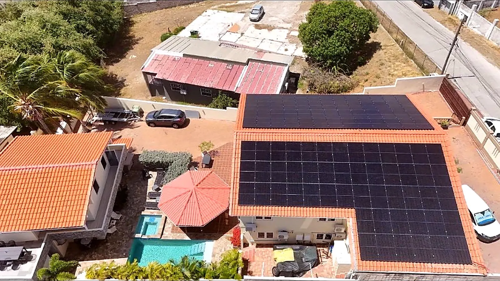 Grote zonnepanelen-installatie op een woning met zwembad op Curaçao